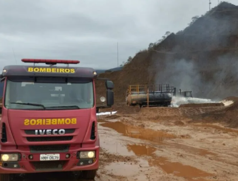 Incêndio em caminhão-tanque mobiliza Corpo de Bombeiros na Mina da Alegria, em Santa Bárbara