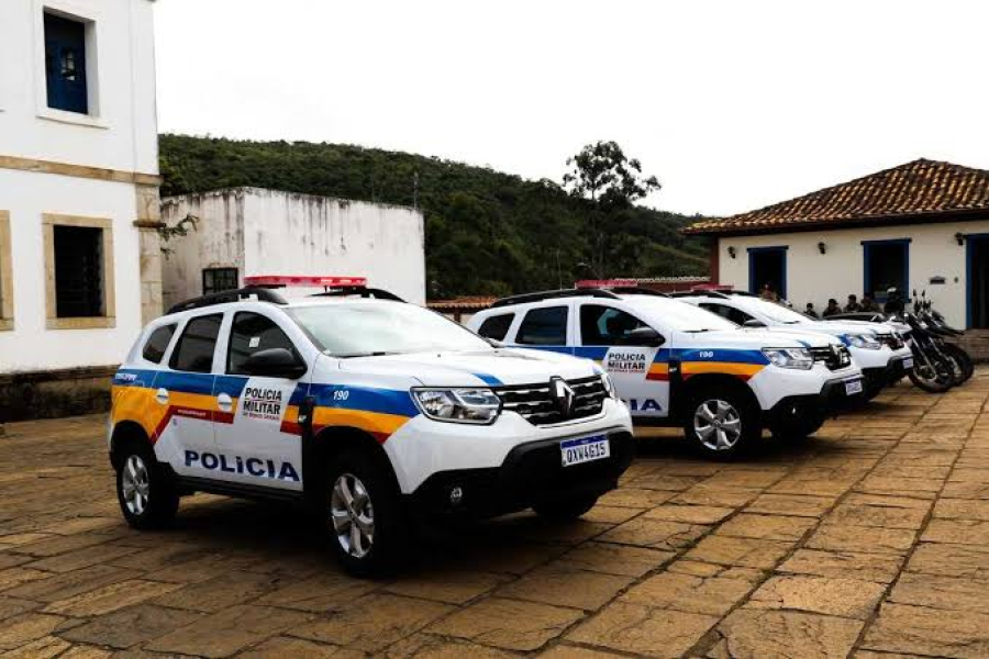 Operação policial desarticula ponto de tráfico em Santa Bárbara e prende cinco pessoas